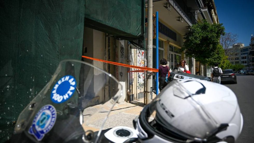 Επίθεση σε ΕΦΚΑ και Λουκάρεως: Πώς ο 89χρονος ξέφυγε από τους αστυνομικούς - Η εκδοχή της ΕΛ.ΑΣ. για το διπλό περιστατικό